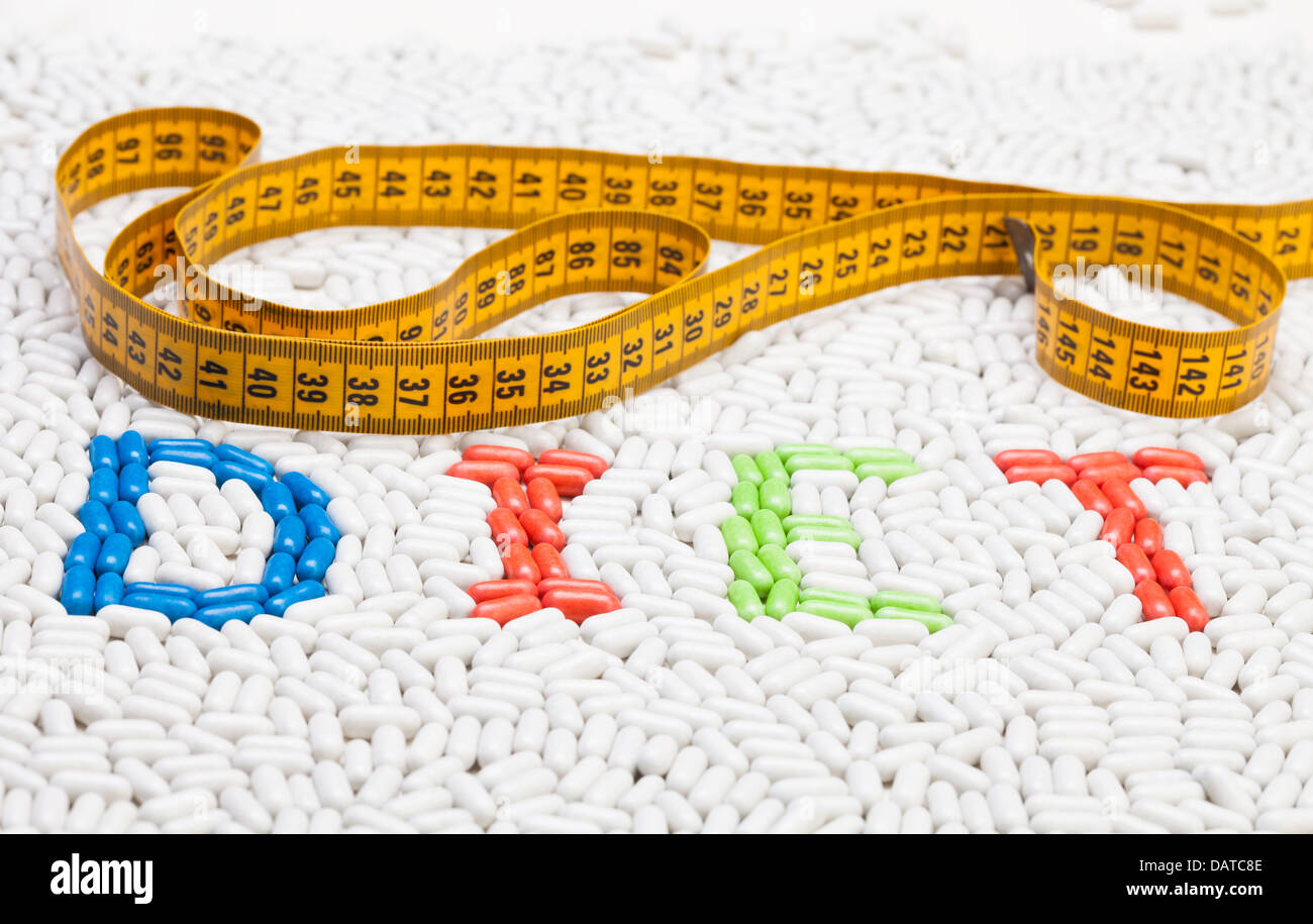 Diät-Word-Text gemacht von Tabletten und Pillen Medikamente in verschiedenen Farben, die zusammen als Mosaik mit Zentimeter an der Spitze Stockfoto