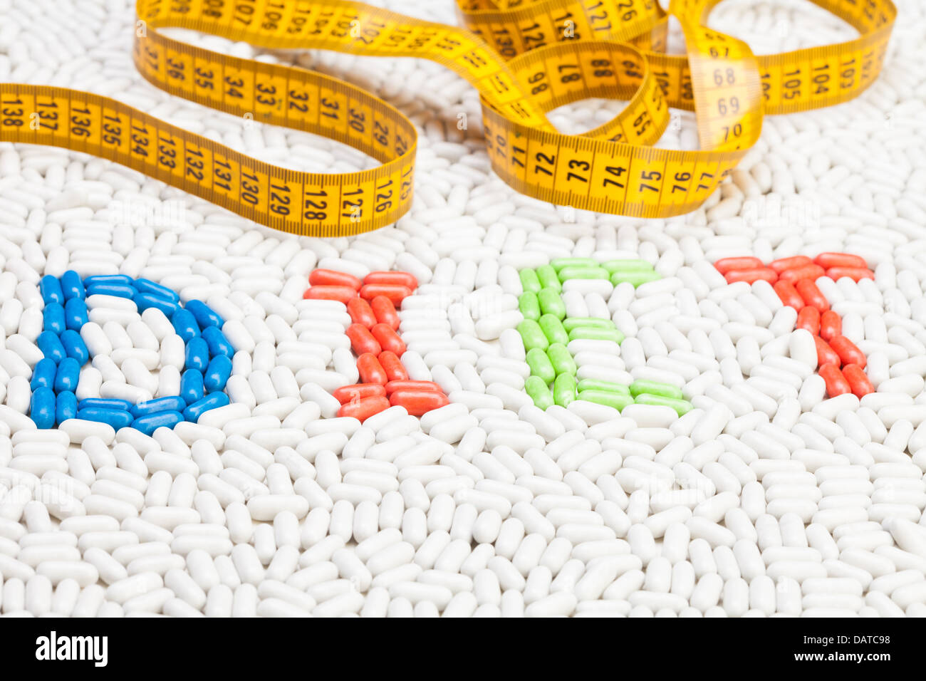 Diät-Word-Text von Tabletten und Pillen Medikamente in verschiedenen Farben, die zusammen als Mosaik mit Zentimeter auf Verlegung oben drauf gemacht Stockfoto