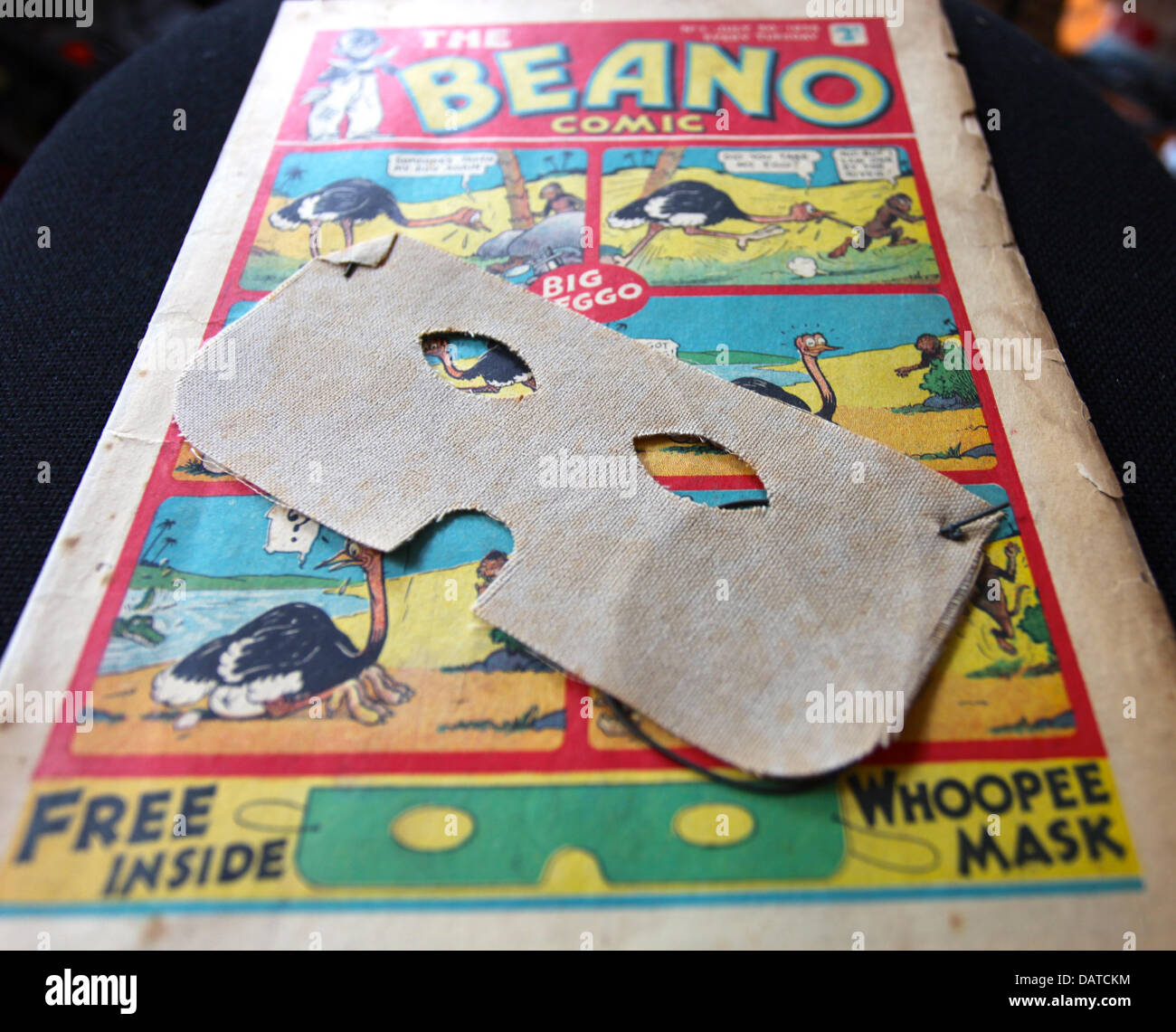 Nur die erste Ausgabe des berühmten beano Comic mit seinen kostenlosen Whoopee Maske in Existenz vom 30. Juli 1938 ursprünglich auf 2d aber Oliver zahlte £ 6.200 an der Auktion im Jahr 1999 festgesetzt. Credit: jackie Ellis/Alamy leben Nachrichten Stockfoto