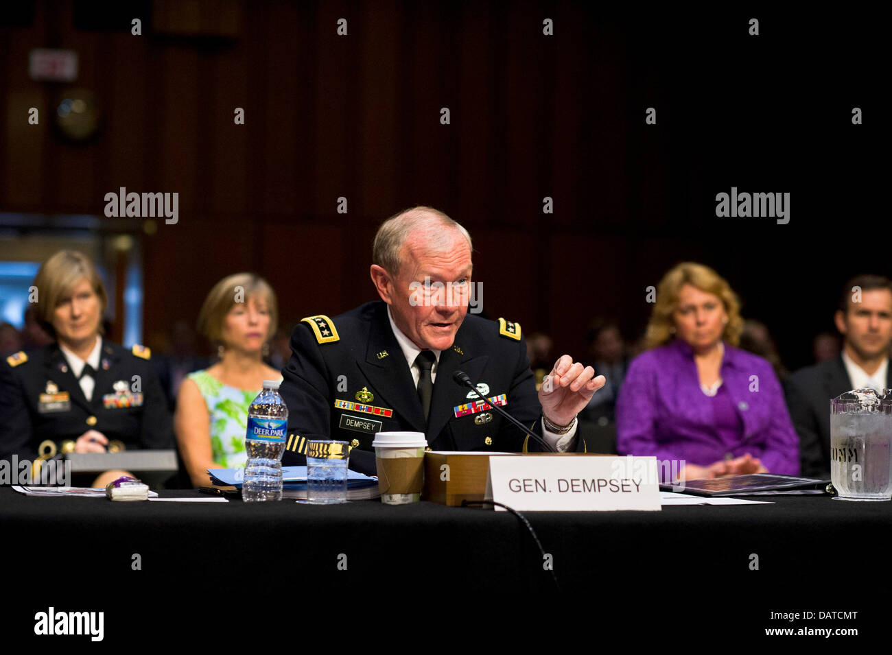 US Vorsitzender der Joint Chiefs Of Staff General Martin Dempsey spricht während der Senate Armed Services Committee Rückbestätigung Anhörung im Gebäude Hart 18. Juli 2013 in Washington. Stockfoto