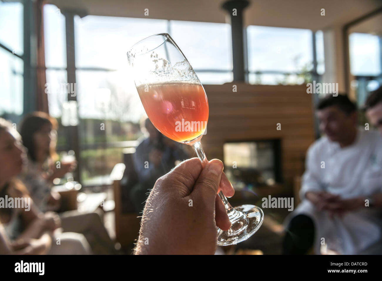 Aperitif mit Chefkoch Regis Marcon seine 3 Sterne Michelin Restaurant St-Bonnet-le-Froid. Haute-Loire. Auvergne, Frankreich Stockfoto