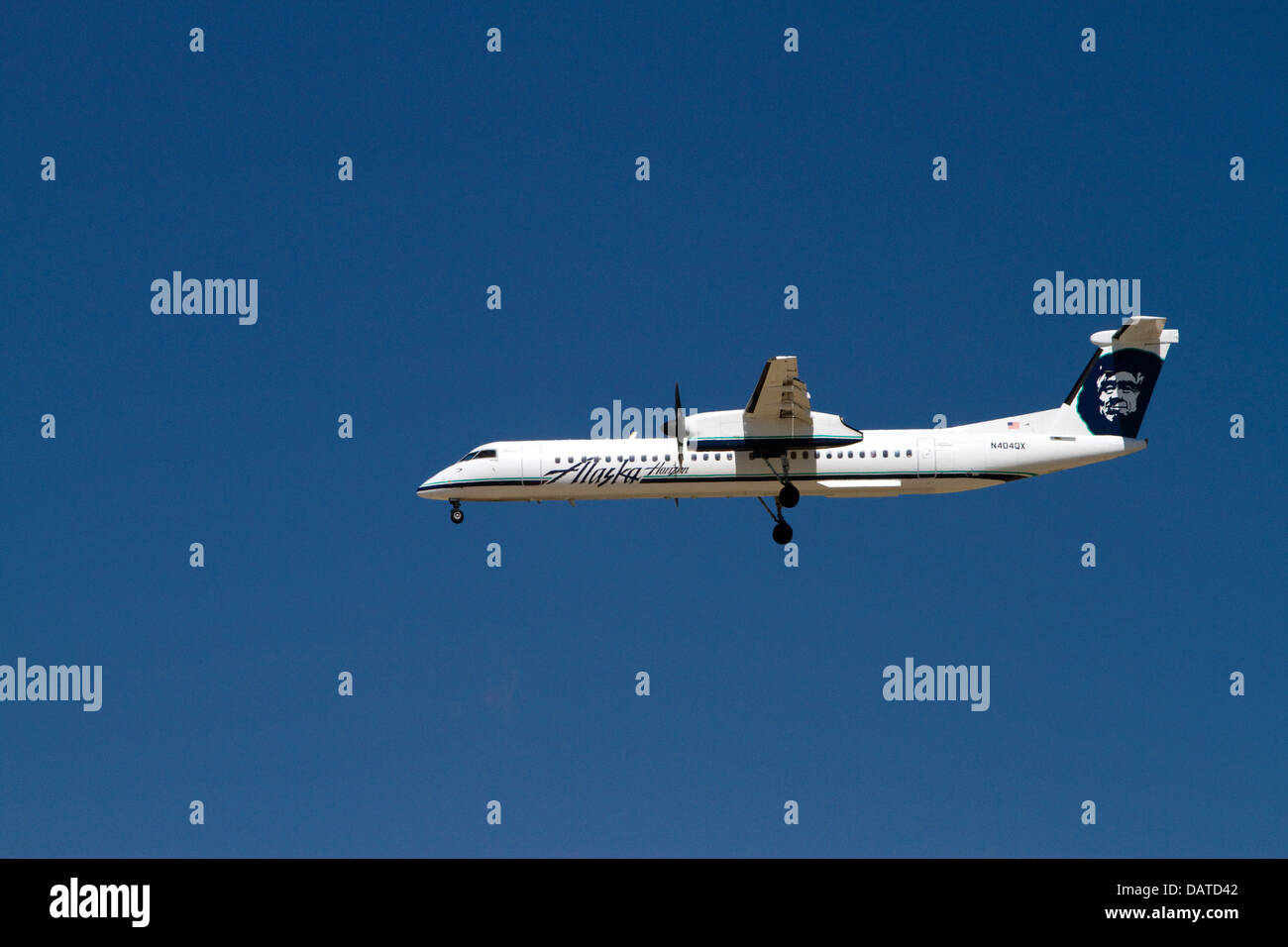 Alaska Airlines Bombardier Q400 Pendler Flugzeug im Flug. Stockfoto