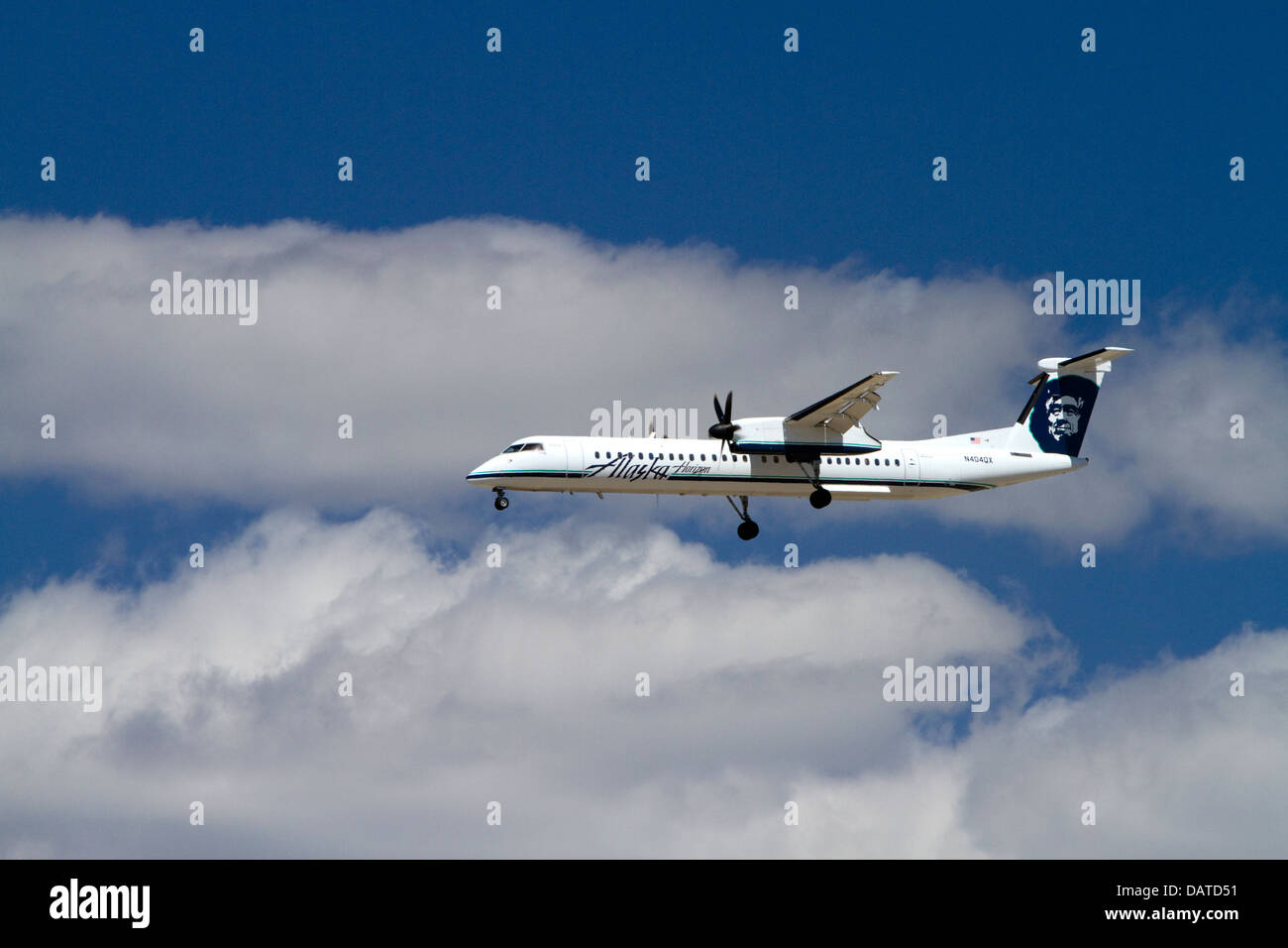 Alaska Airlines Bombardier Q400 Pendler Flugzeug im Flug. Stockfoto