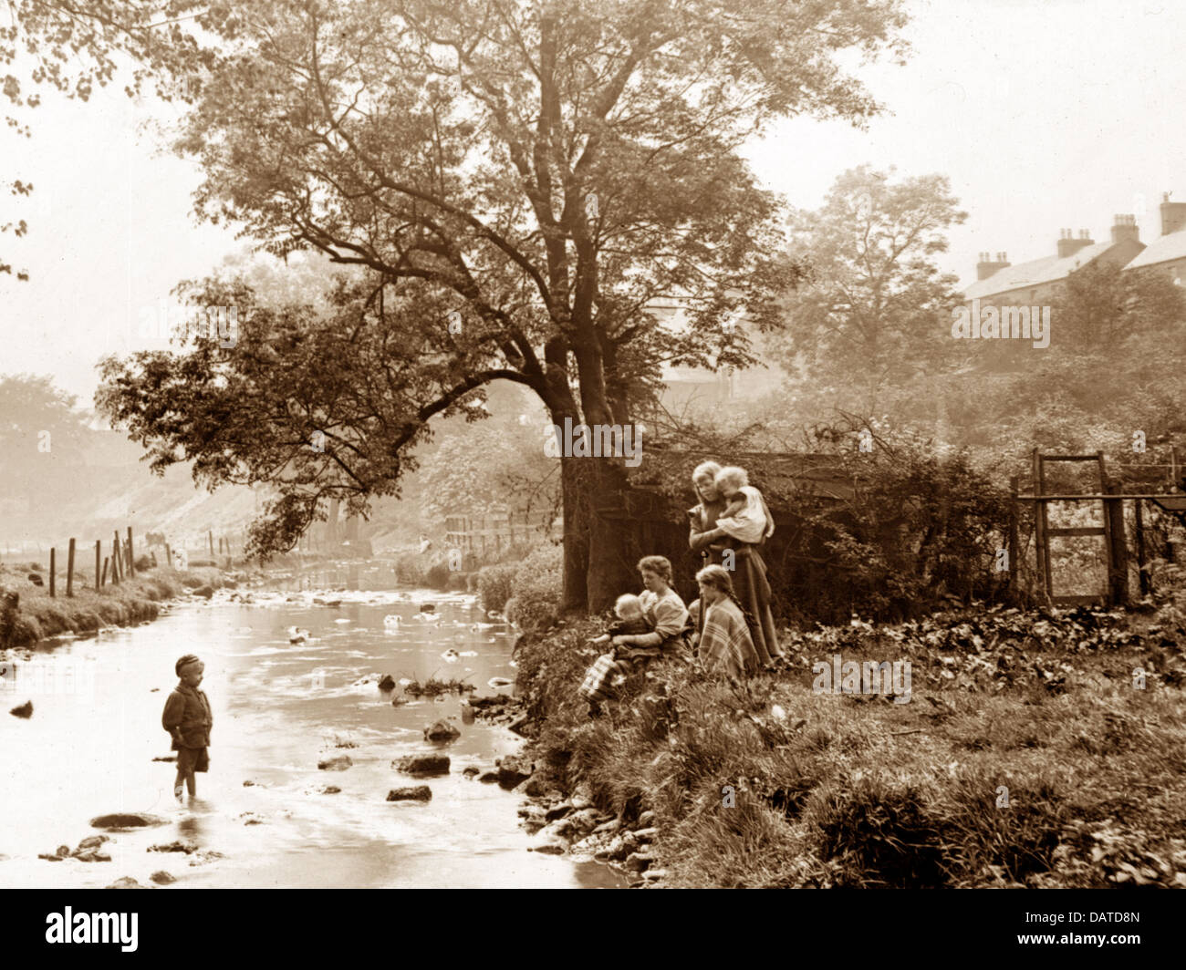 Spielen im Fluss in Duntocher, Schottland, Anfang des 20. Jahrhunderts Stockfoto