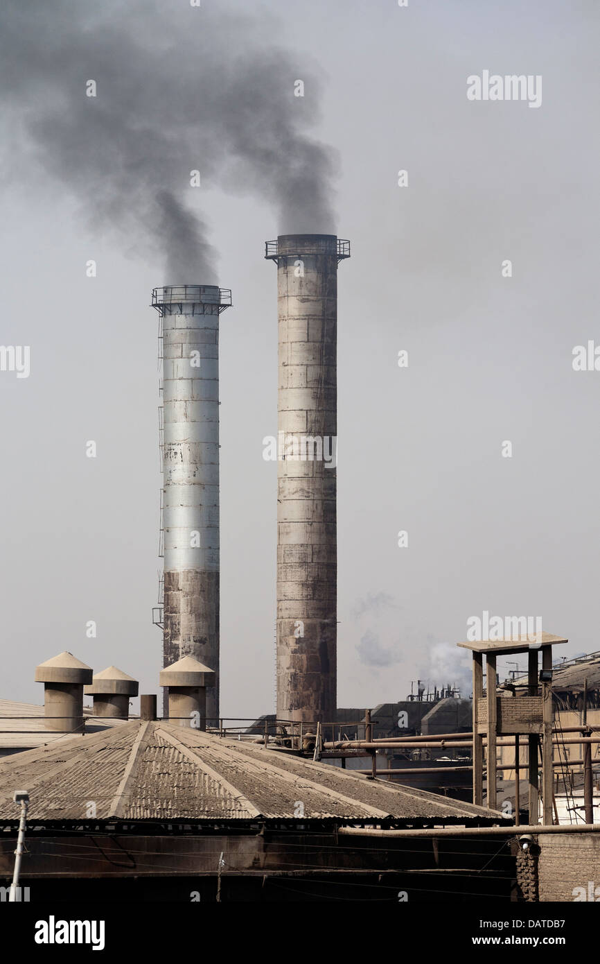 Rauchende Schlote der Fabrik an den Ufern des Flusses Nil Ägypten Afrika Stockfoto