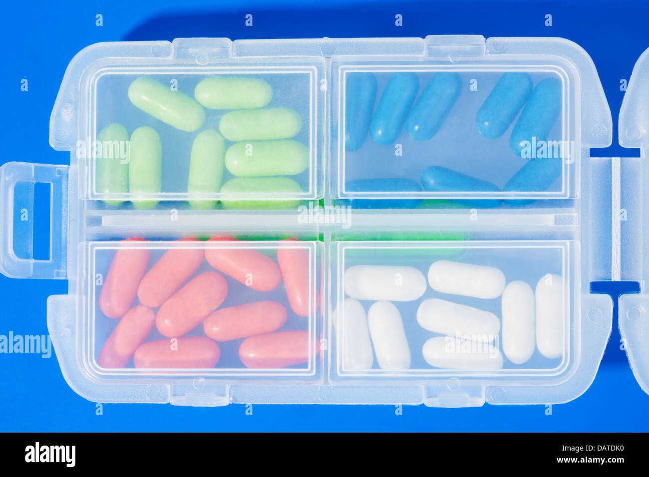 Nahaufnahme der Dosierung Kunststoffbehälter verschiedene Medikamente für verschiedene Tage voller Stockfoto
