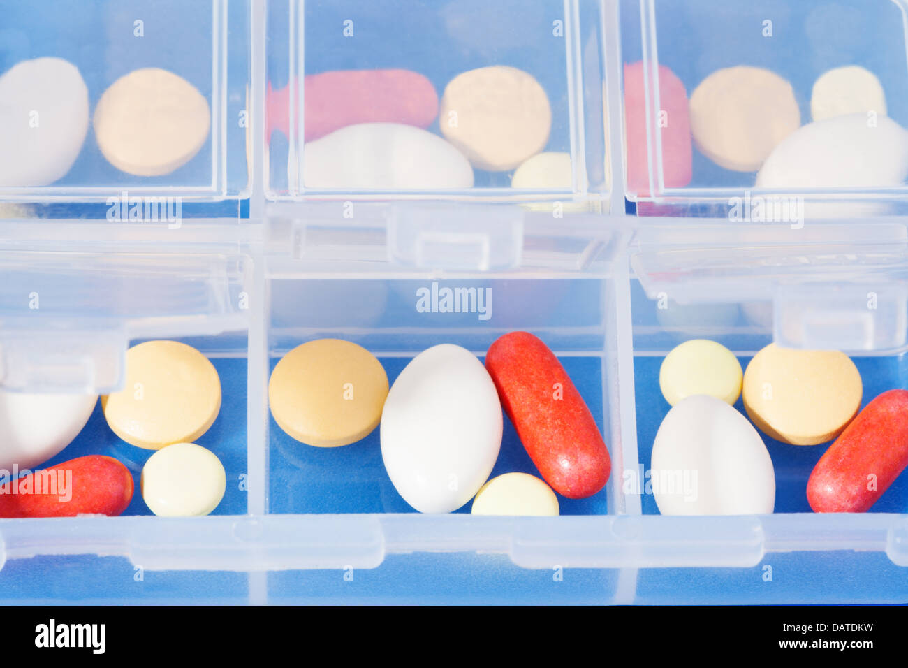 Offenen Dosierung Kunststoffbehälter verschiedene Medikamente für verschiedene Tage voller Stockfoto