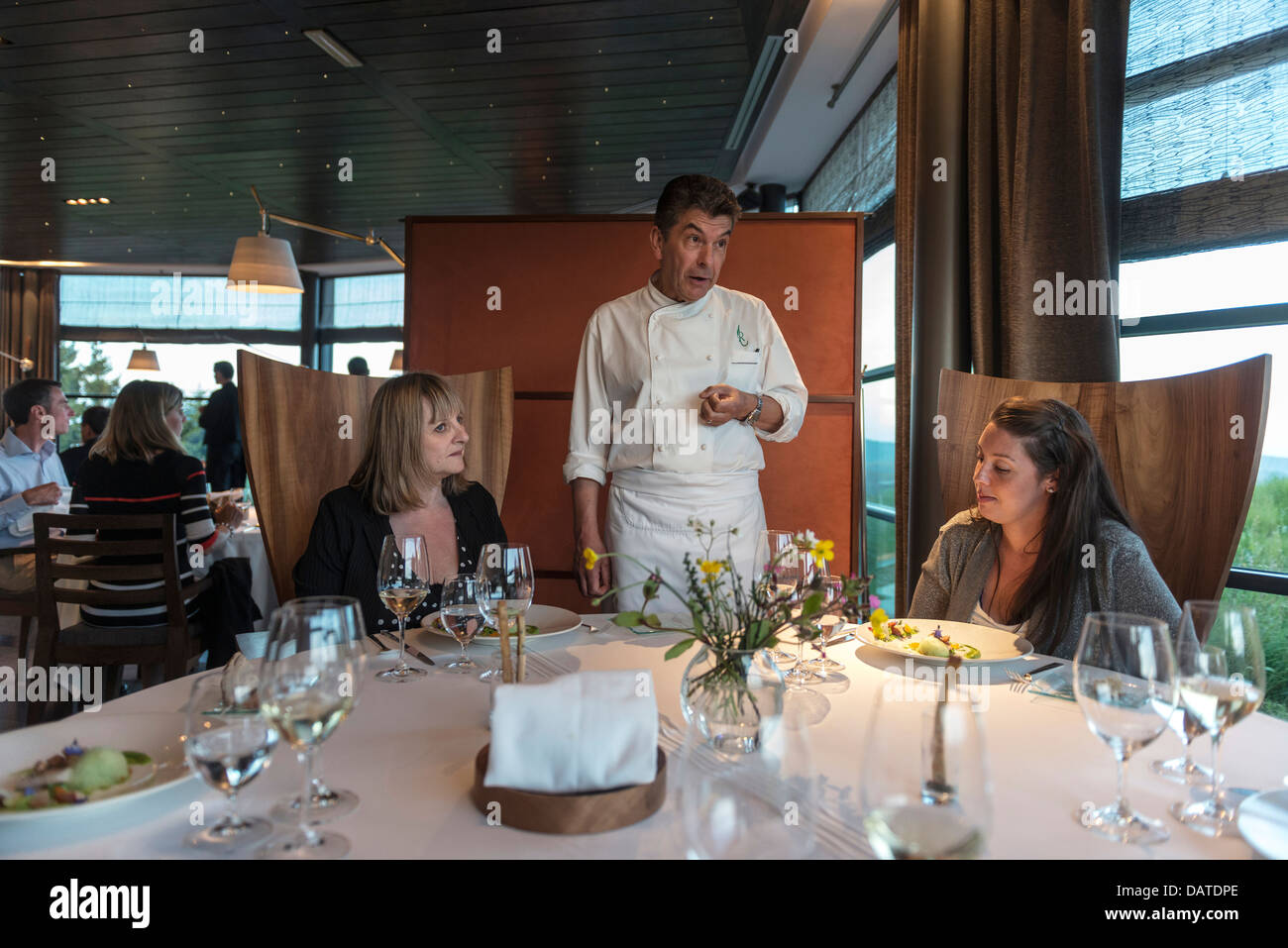 3-Sterne Michelin Koch Regis Marcon im Gespräch mit Gästen in seinem Restaurant, & Jacques Régis Marcon. St-Bonnet-le-Froid. Frankreich Stockfoto