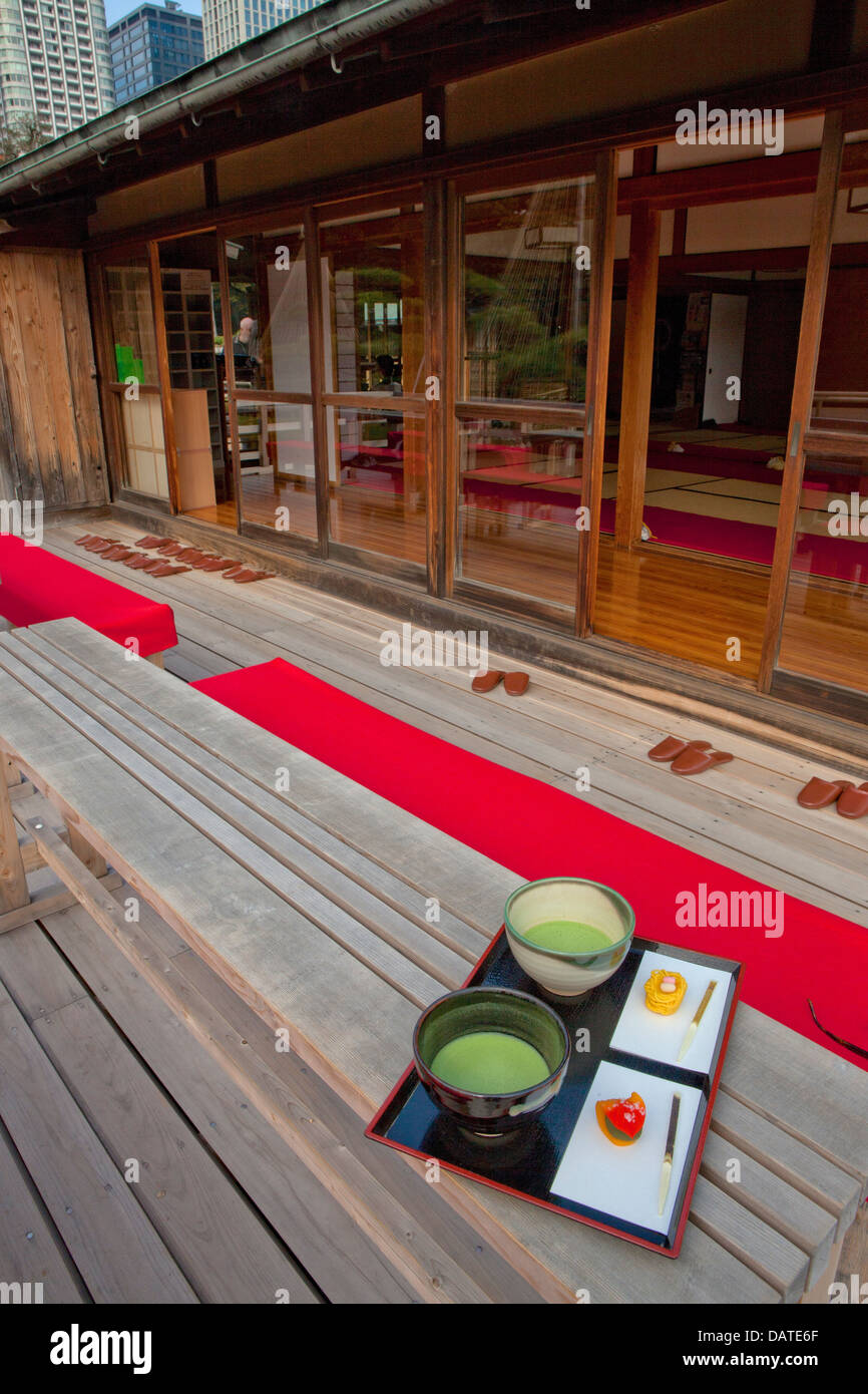 Grüner Tee serviert mit saisonalen Okashi japanische Süßigkeiten auf eine Lackierung Teehaus am Hama-Rikyu-Garten, Tokyo-Japan Stockfoto