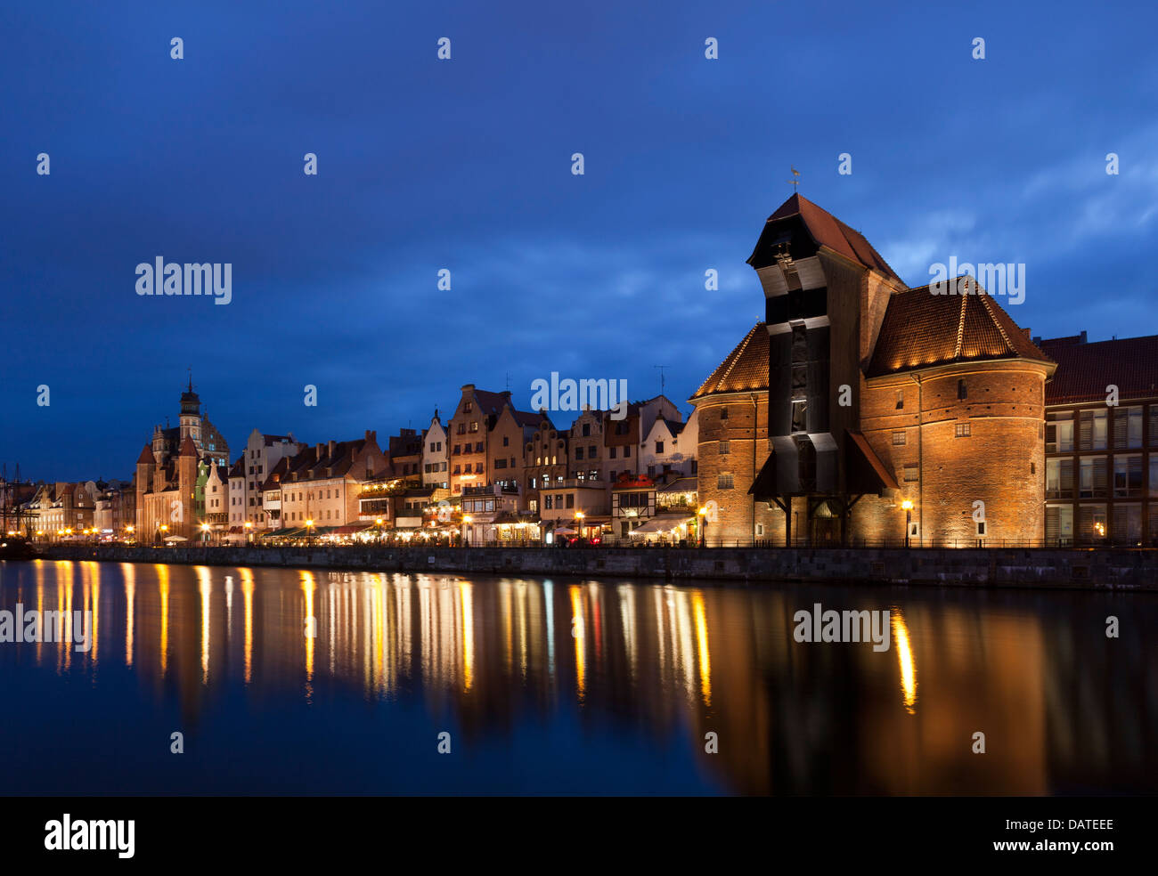 Die mittelalterlichen Hafenkran in Danzig in der Nacht, Polen Stockfoto