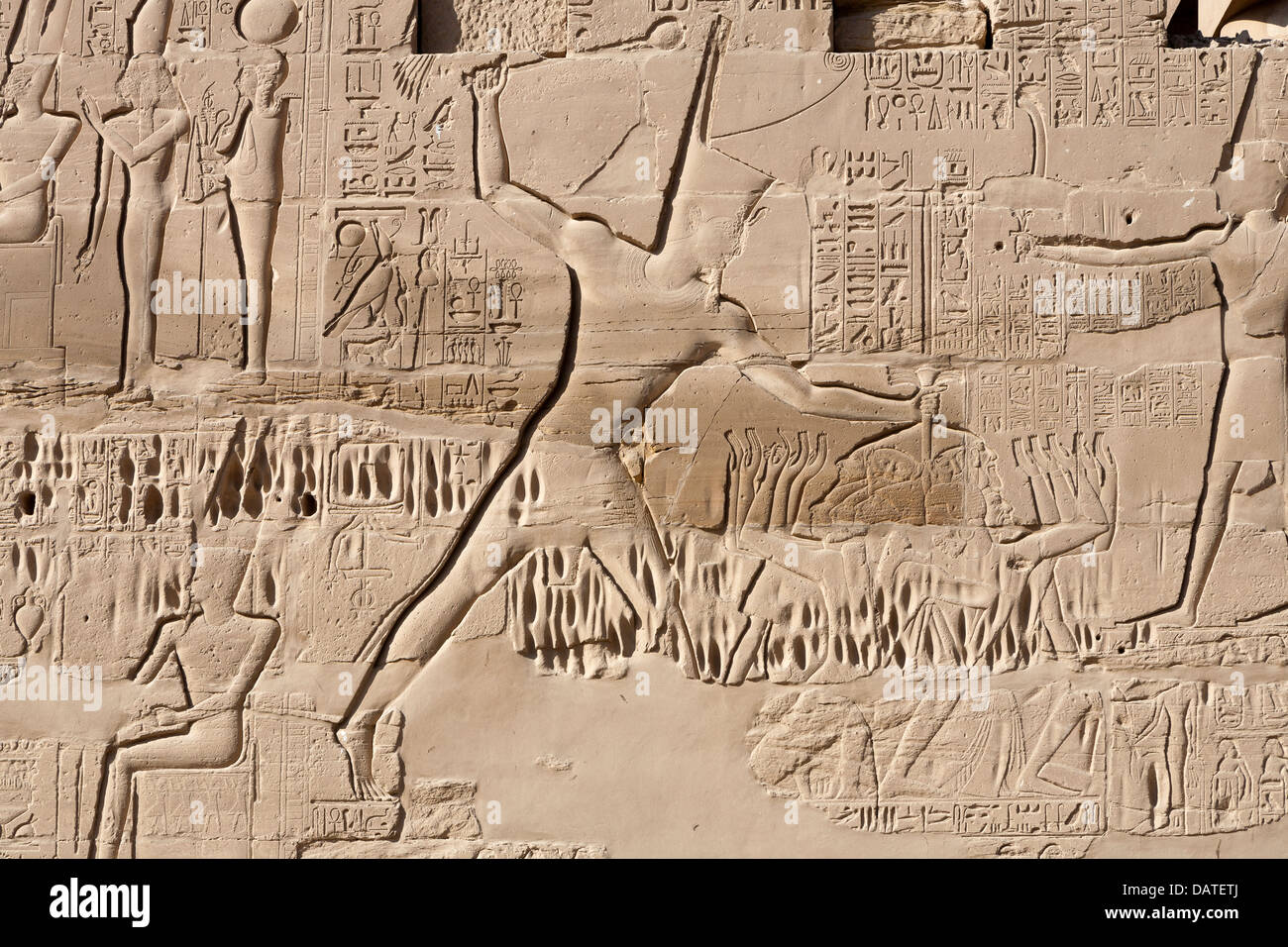 Nahaufnahme von Relief des Königs schlug den Feind an der Tempel des Amun in Karnak, Luxor, Ägypten Stockfoto