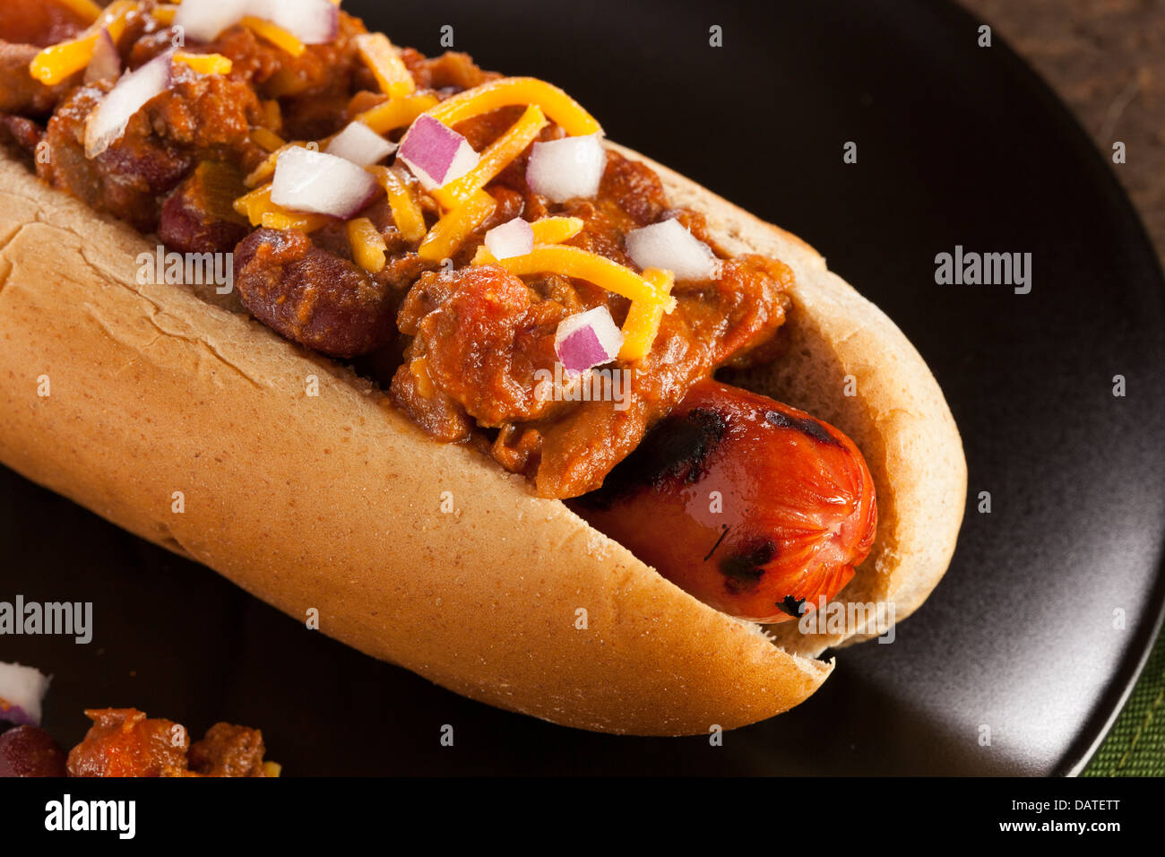 Hausgemachte Hot Chili Hund mit Cheddar-Käse und Zwiebeln Stockfoto