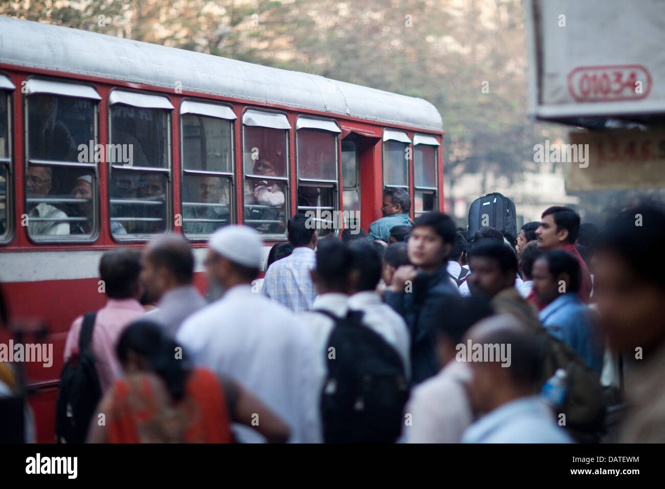 Menschen während der Rush Hour einsteigen in einen Bus in Mumbai, Indien Stockfoto
