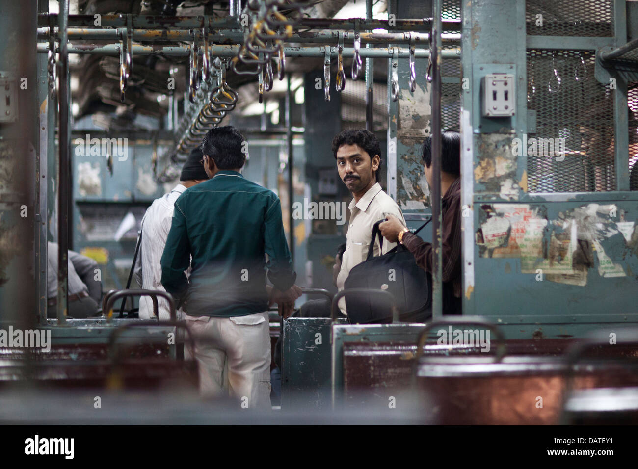 Ein Porträt von einem Passagier auf einem s-Bahn in Indien Stockfoto