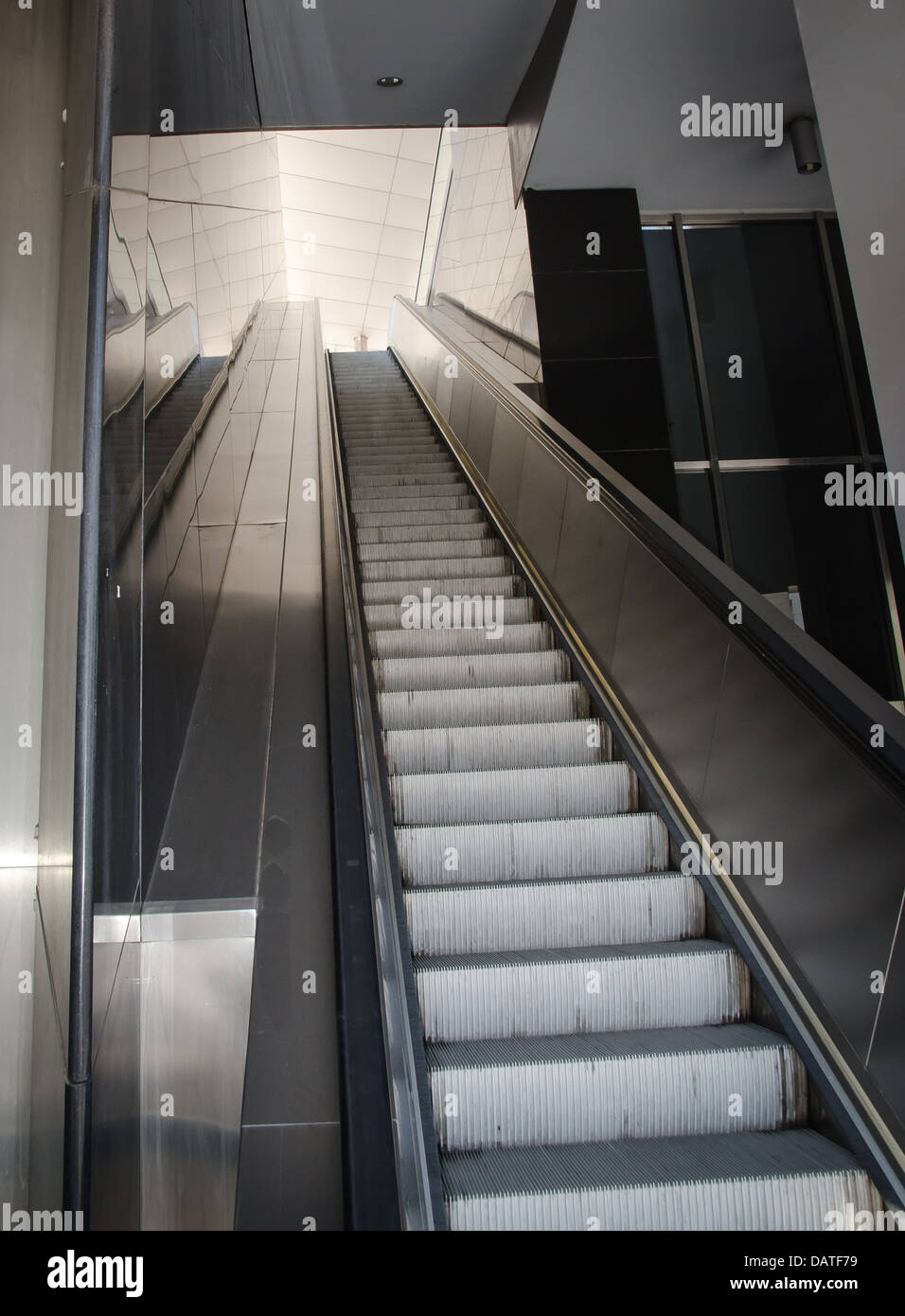Lange Bewegliche Treppe Am Flughafen Stockfoto