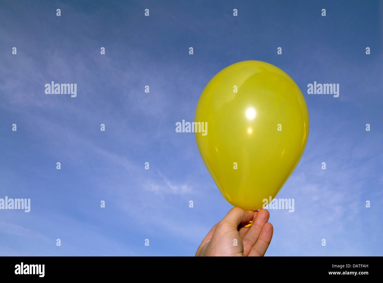 Ein Ballon Besitz ein mans Hand in blauen Himmel wird freigegeben Stockfoto
