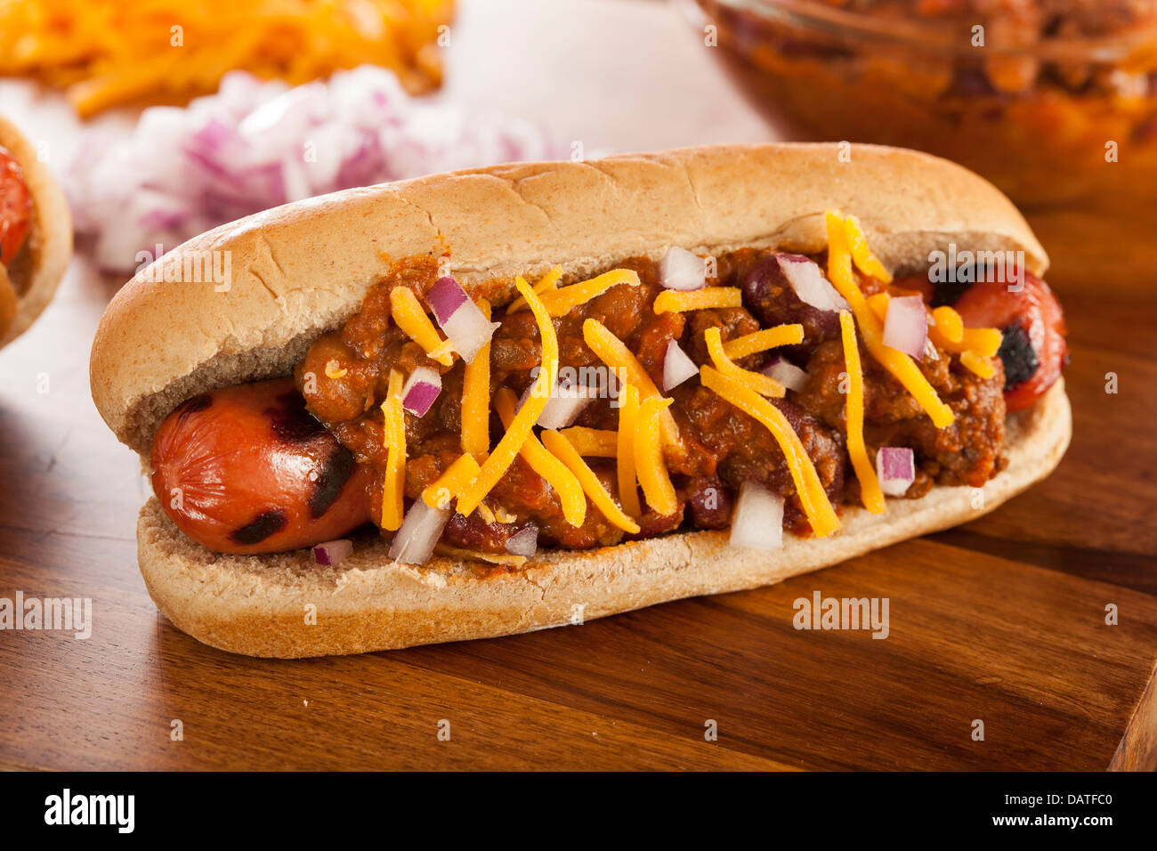 Hausgemachte Hot Chili Hund mit Cheddar-Käse und Zwiebeln Stockfoto