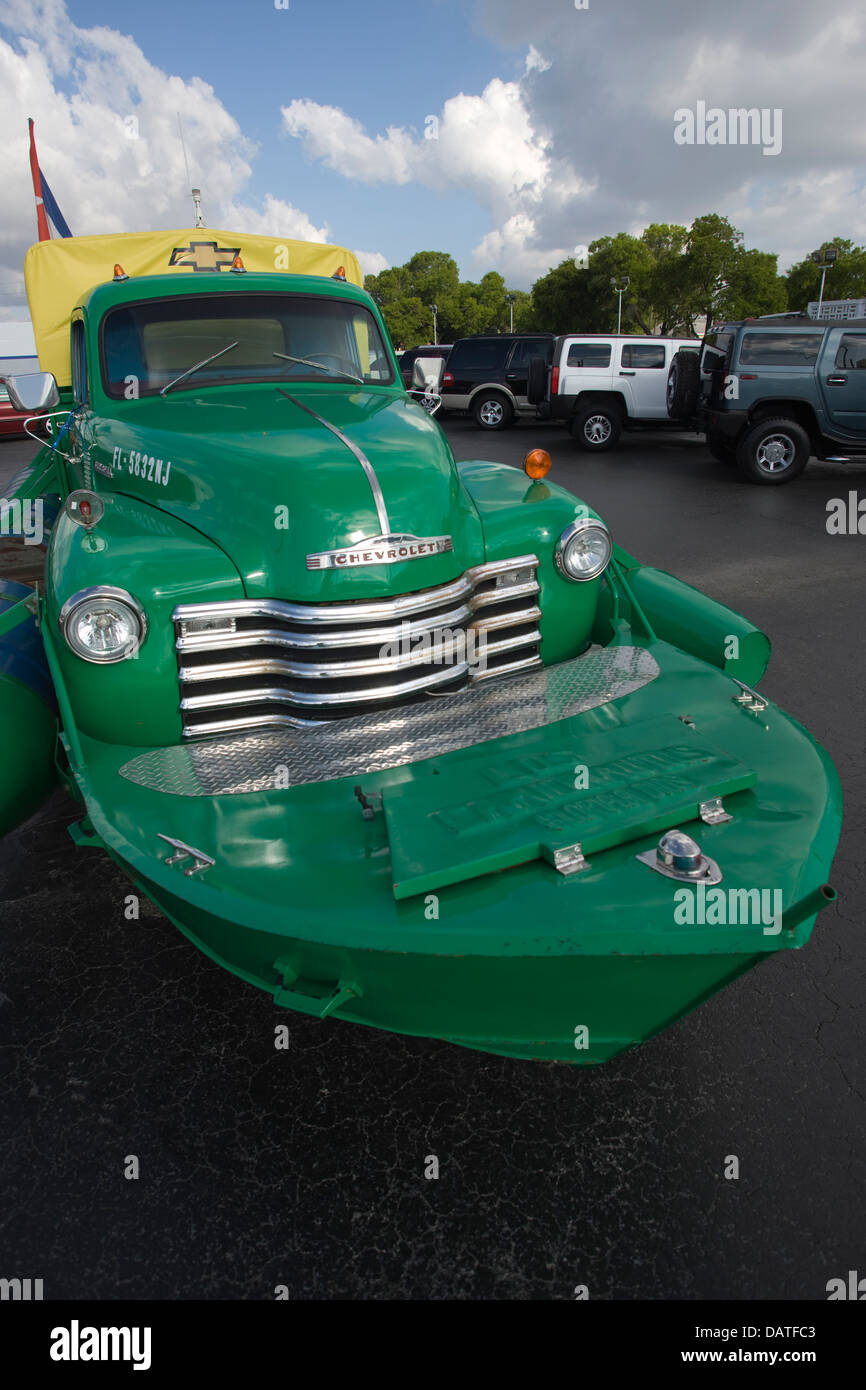 MODIFIZIERTE GRÜNE 1951 LKW FLOß MARCONE CHEVROLET MIAMI FLORIDA USA Stockfoto