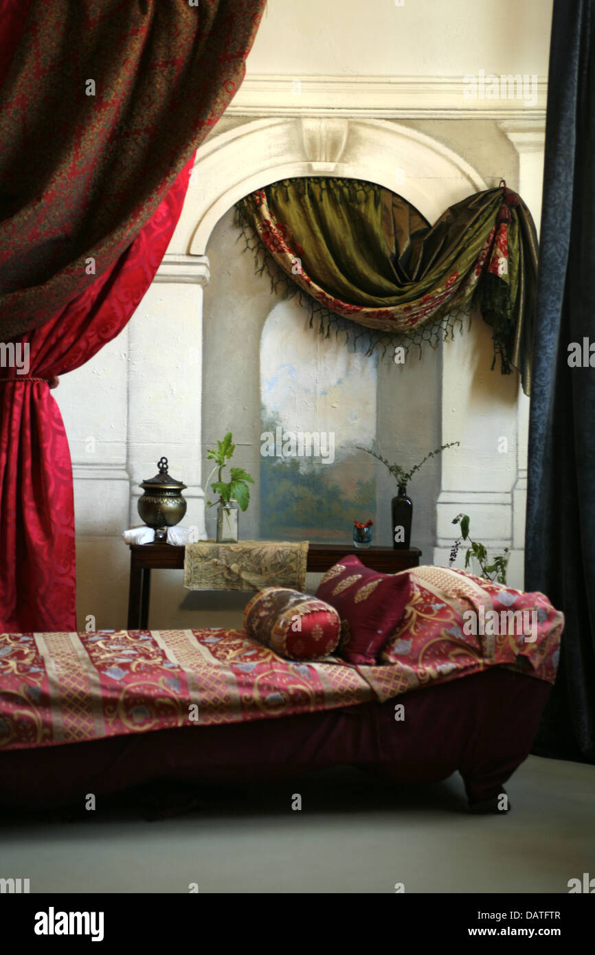 eine mittelalterliche Innenszene mit Sofa und Fenster Wandbild Stockfoto