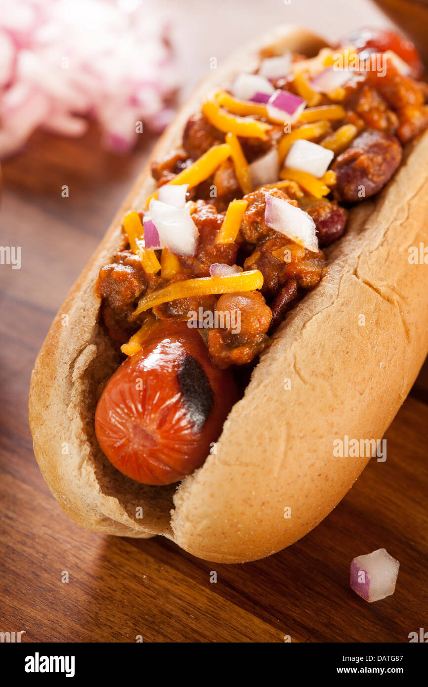 Hausgemachte Hot Chili Hund mit Cheddar-Käse und Zwiebeln Stockfoto
