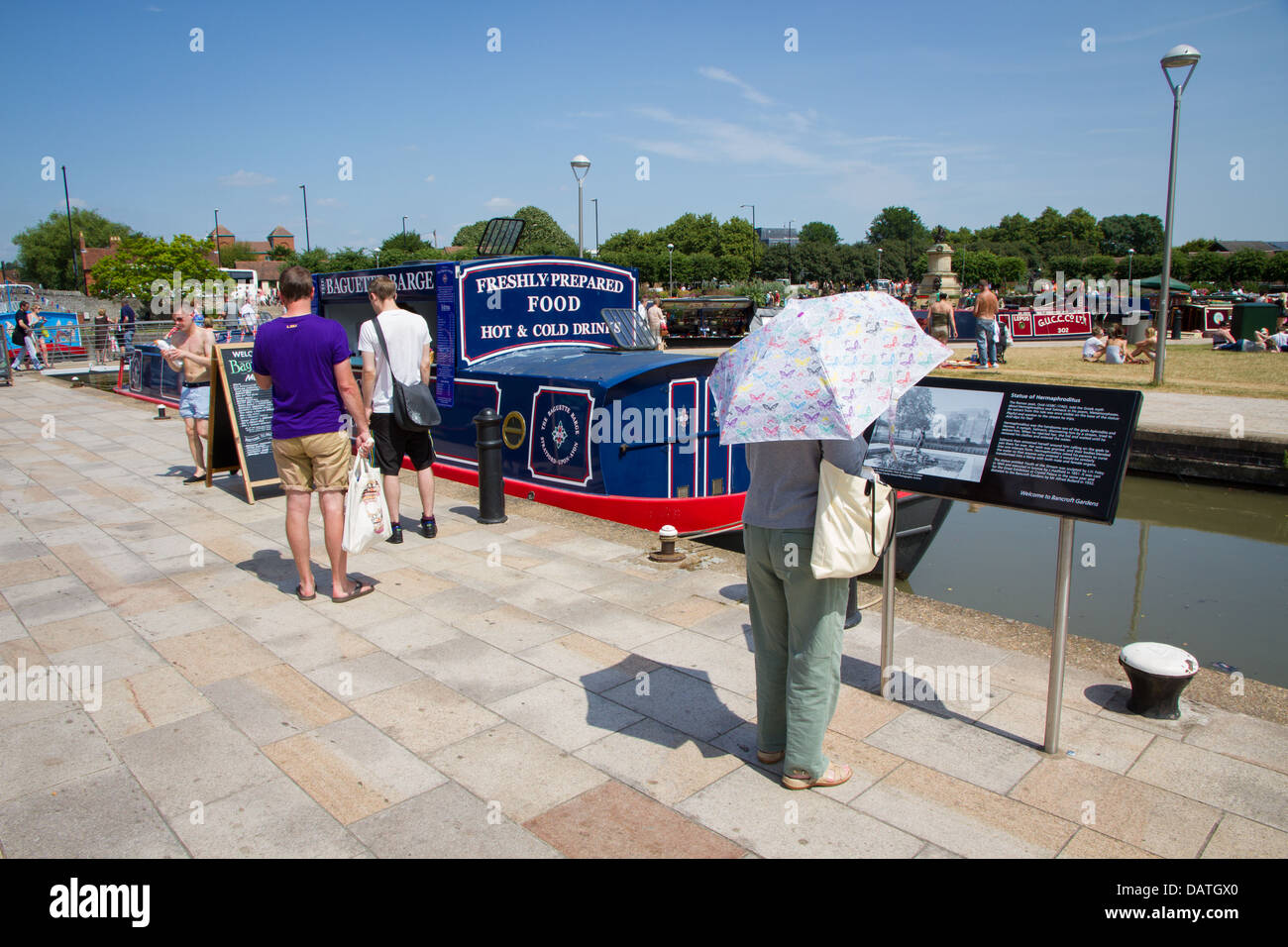 Touristen vor dem Baguette Kahn in Stratford-Upon-Avon Stockfoto