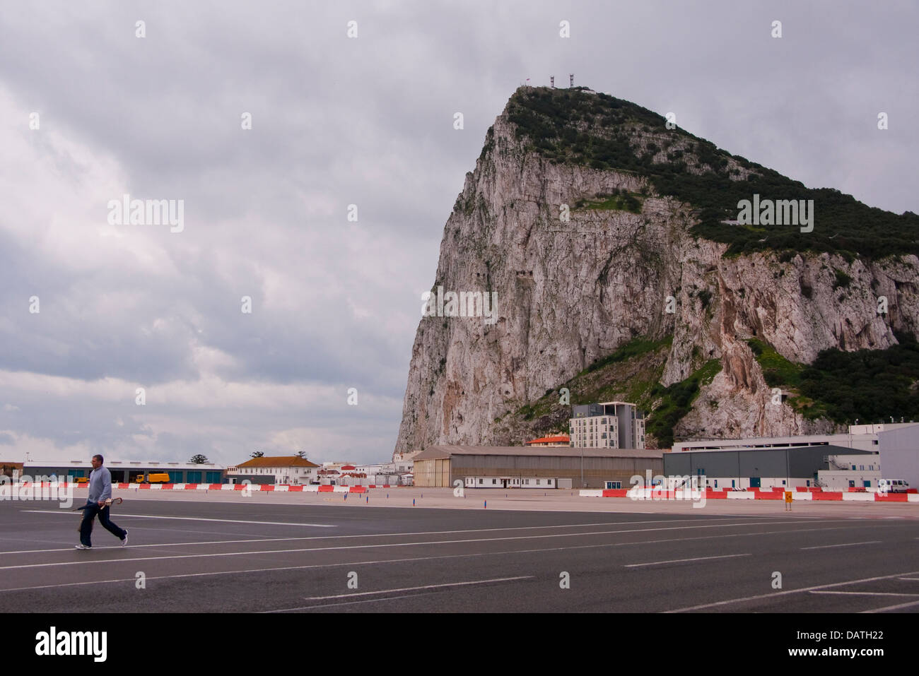 Fußgängerüberweg die Landebahn des Flughafens in Gibraltar. Stockfoto