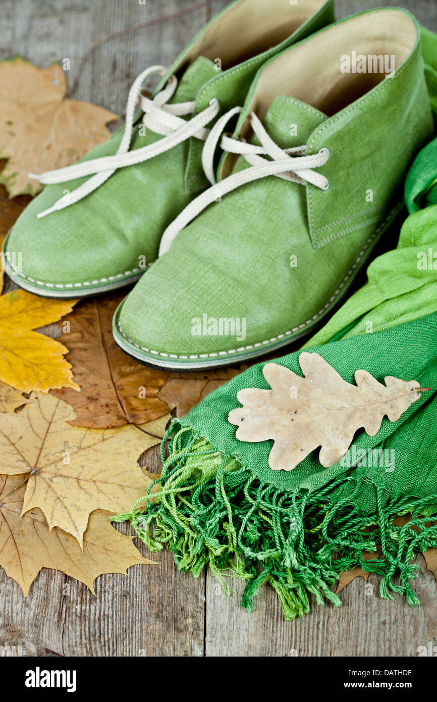 Stiefel, Schal und gelbe Blätter Stockfoto
