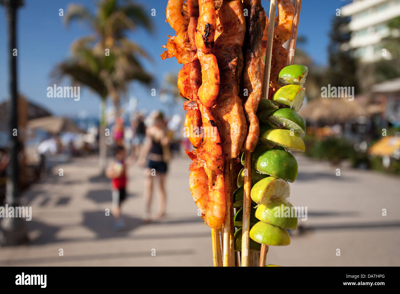 Garnelen Sie auf einem Stick für den Verkauf auf dem Malecon in Puerto Vallarta, Mexiko. Stockfoto