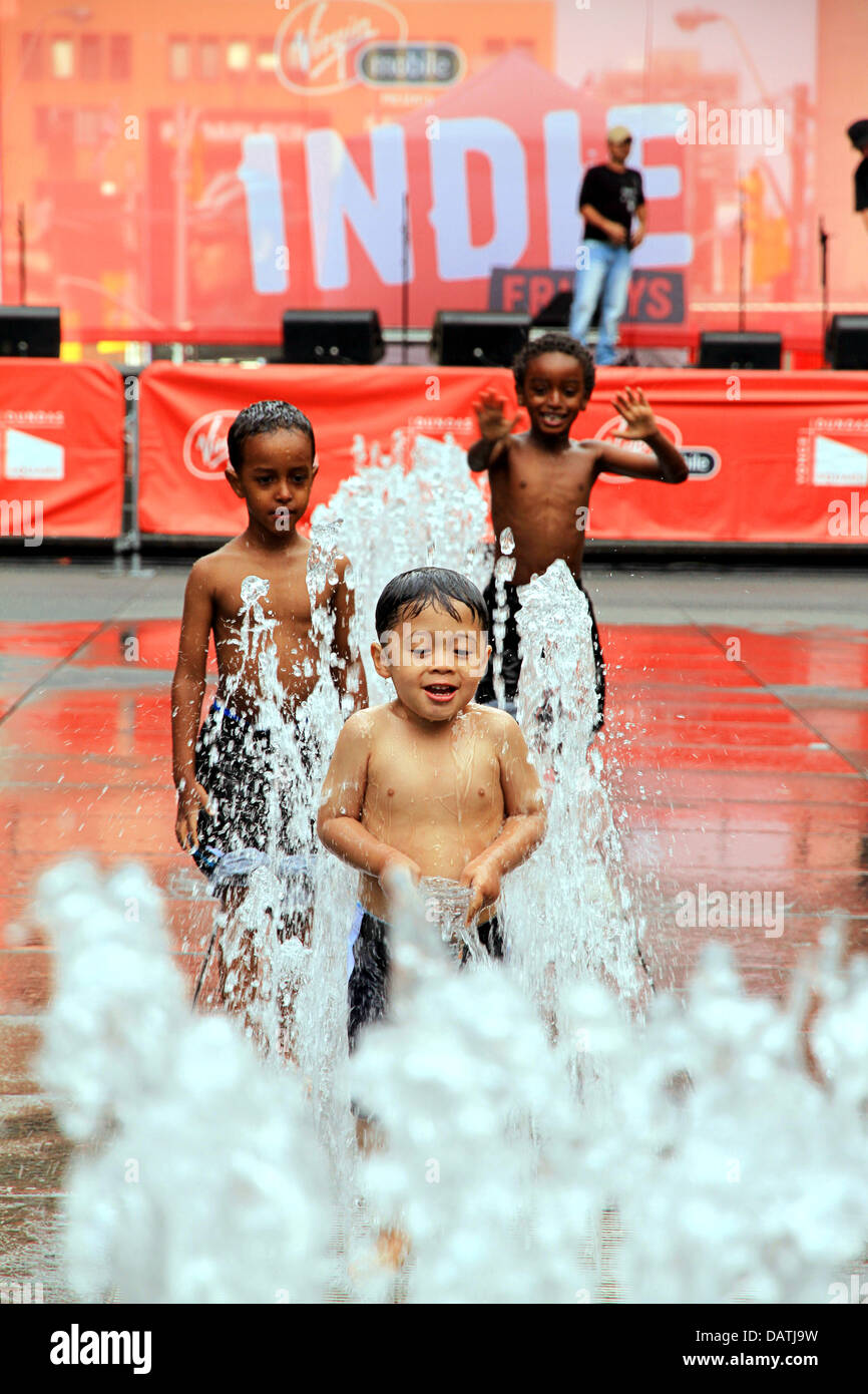 Kinder spielen mit Wasser in einem heißen Tag des Sommers am 12. Juli 2013 in Toronto, Kanada Stockfoto