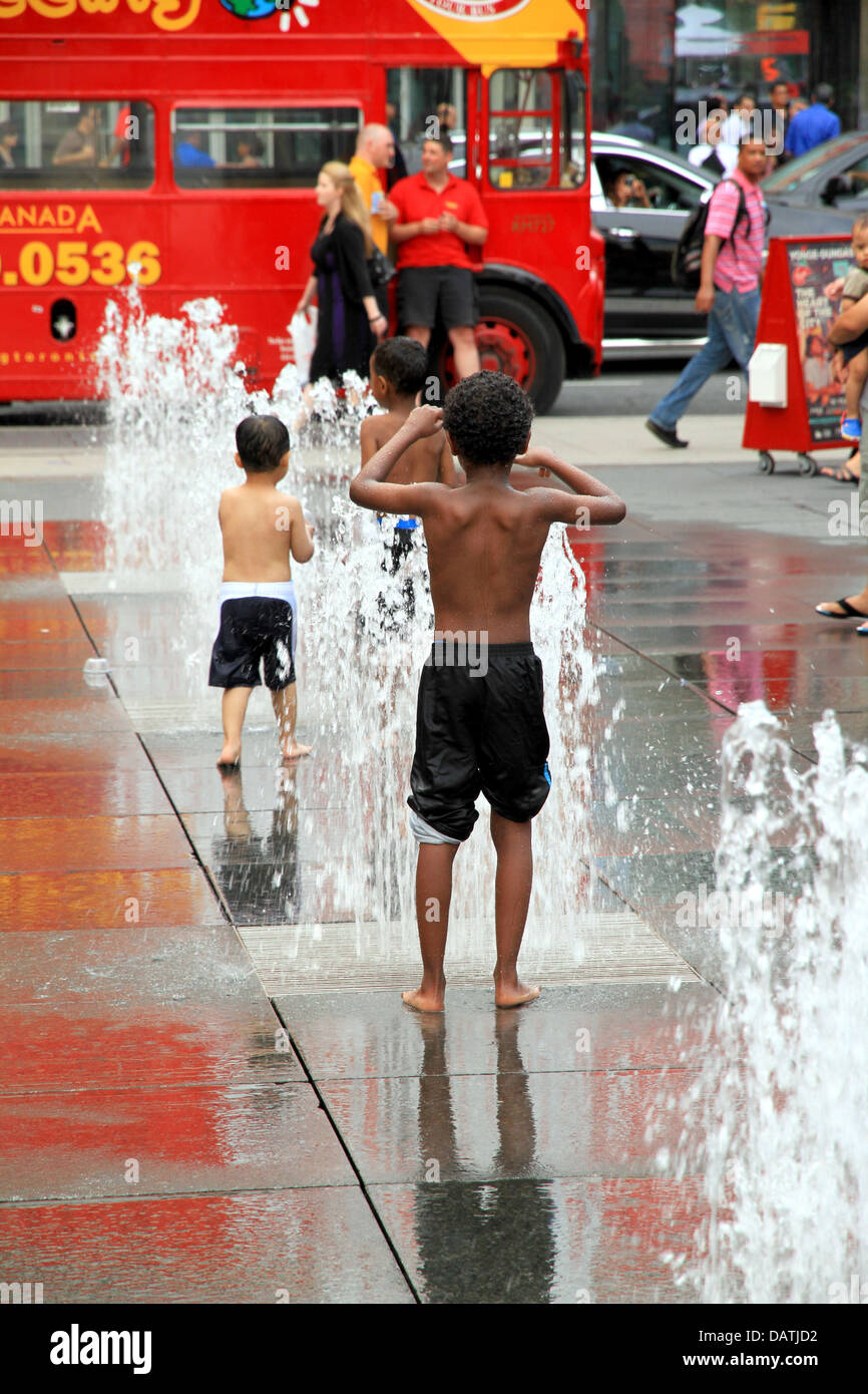 Kinder spielen mit Wasser in einem Hotd Tag des Sommers am 12. Juli 2013 in Toronto, Kanada Stockfoto