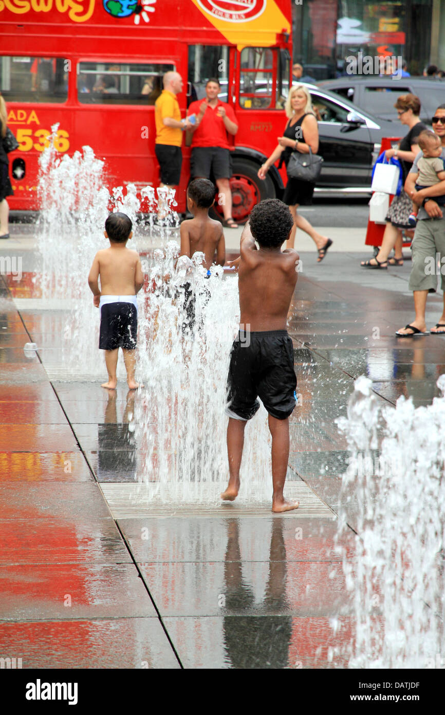 Kinder spielen mit Wasser in einem Hotd Tag des Sommers am 12. Juli 2013 in Toronto, Kanada Stockfoto