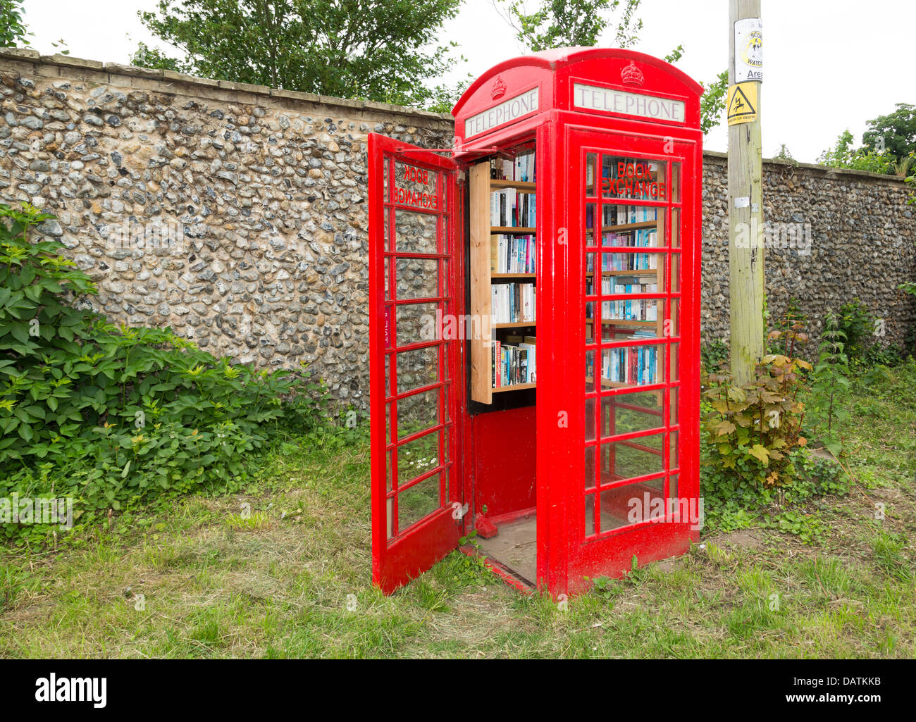 Gemeindebibliothek Dorf in stillgelegten rote Telefonzelle installiert Stockfoto