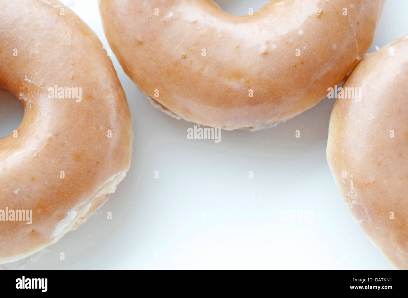 Frische Donuts, vereist, umrahmen den Schuss an den Seiten und oben, erschossen aus nächster Nähe. Stockfoto