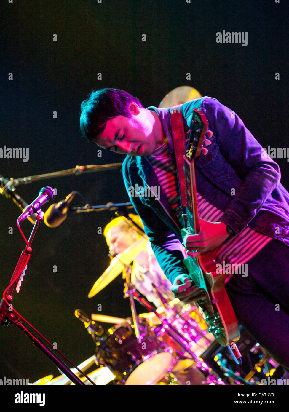 Porto, Portugal, 18. Juli, Meo Stuten Vivas - Musikfestival, Palco Meo, amerikanische band The Smashing Pumpkins, Jeff Schroeder Gitarre (vorne) und Mike Byrne Schlagzeug (hinten) Credit: Daniel Amado/Alamy Live News Stockfoto