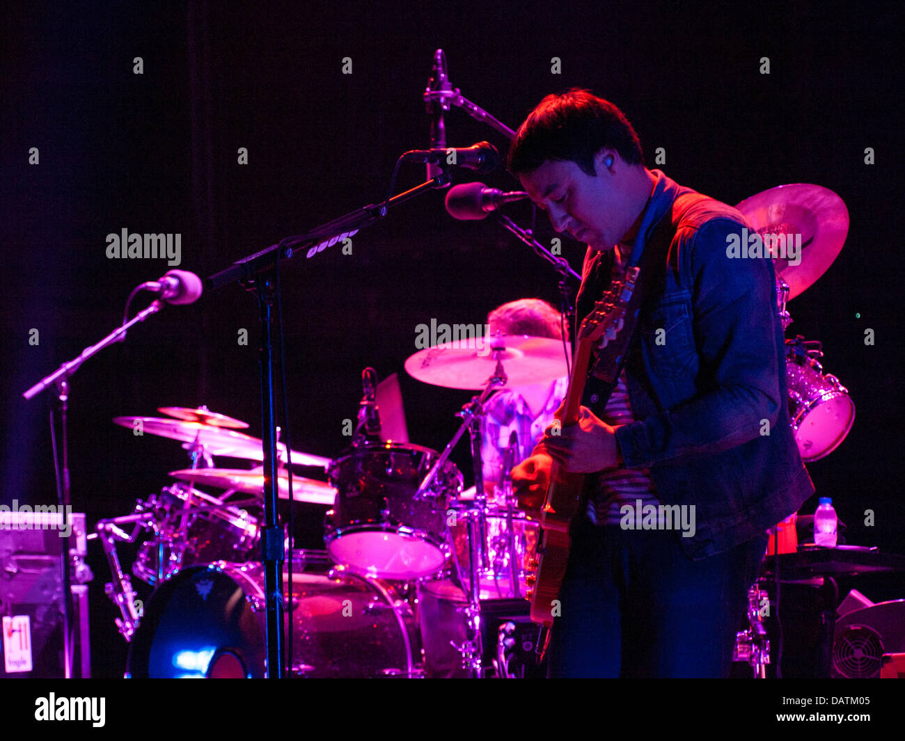 Porto, Portugal, 18. Juli, Meo Stuten Vivas - Musikfestival, Palco Meo, amerikanische band The Smashing Pumpkins, Jeff Schroeder Gitarre (vorne) und Mike Byrne Schlagzeug (hinten) Credit: Daniel Amado/Alamy Live News Stockfoto