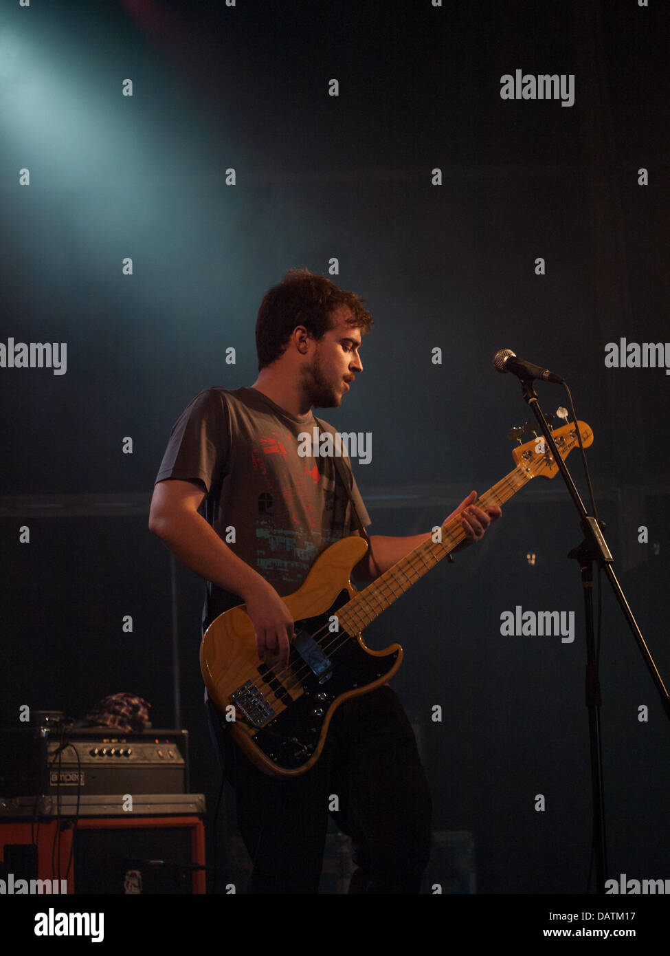 Porto, Portugal, 18. Juli, Meo Stuten Vivas - Musikfestival, Palco Santa Casa, portugiesische band The Glockenwise, Rui Fiusa am Bass Credit: Daniel Amado/Alamy Live News Stockfoto