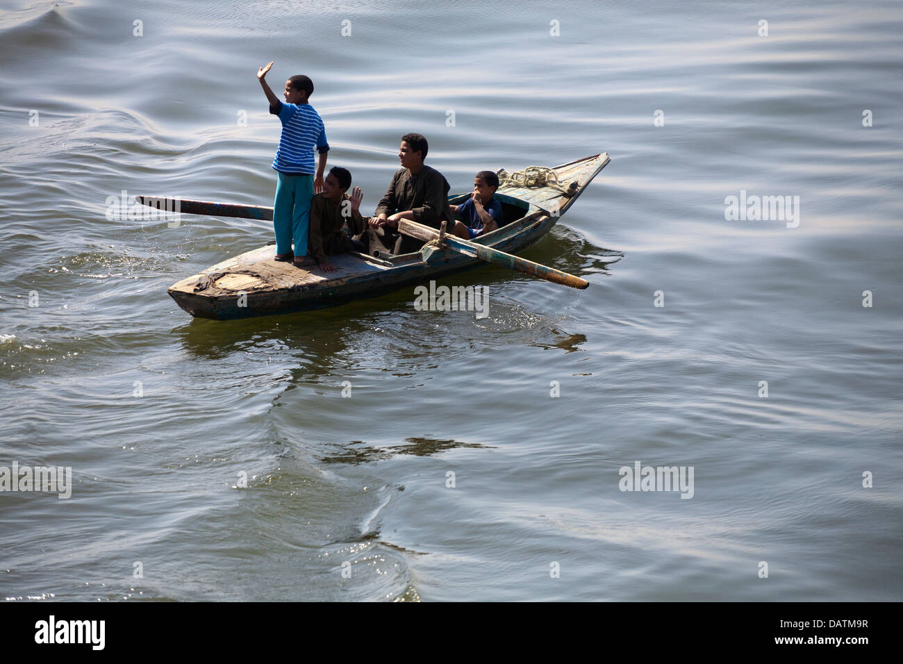 Nils Fischer und junge jungen winken aus kleinen Ruderboot Stockfoto