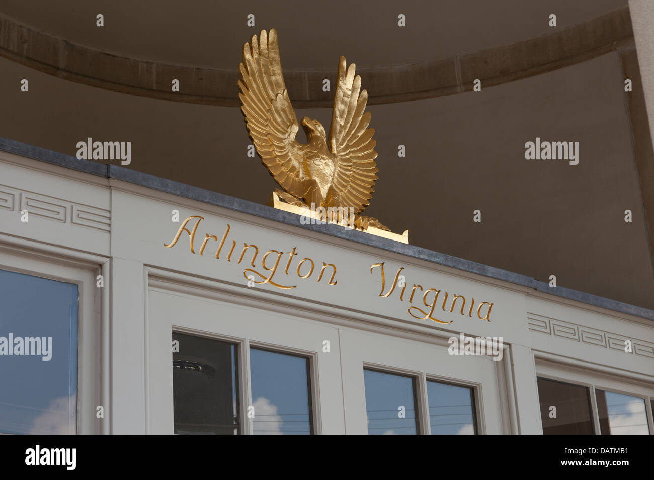 Steinadler-Skulptur am US Post Office - Arlington, Virginia Stockfoto