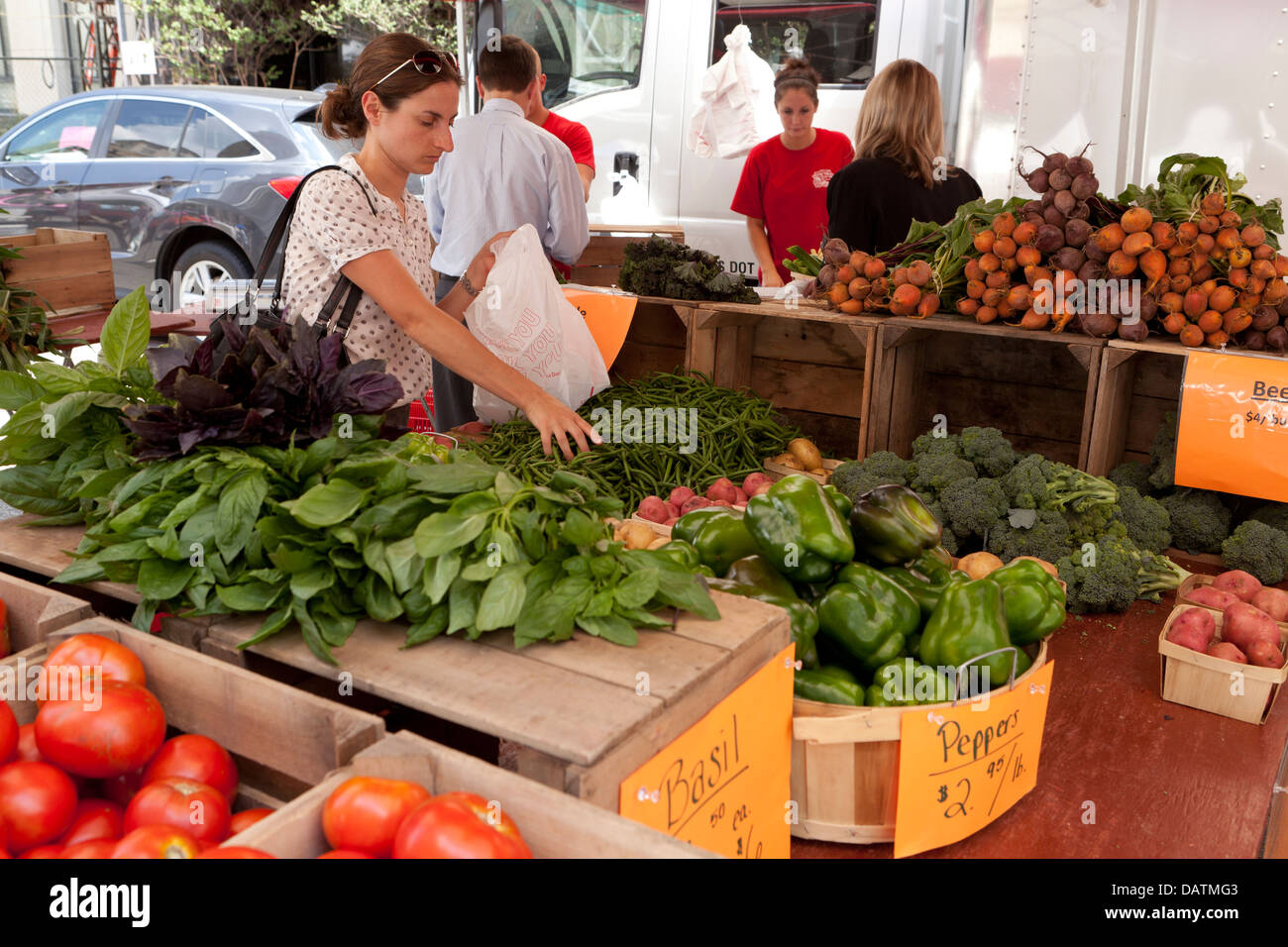 Frau kauft Bohnen am Bauernmarkt - Washington, DC USA Stockfoto