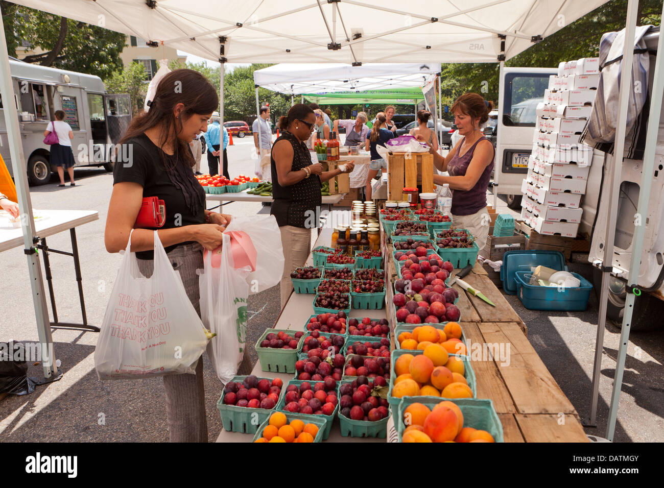 Frau Obst an Farmers Market - Washington, DC USA anzeigen Stockfoto