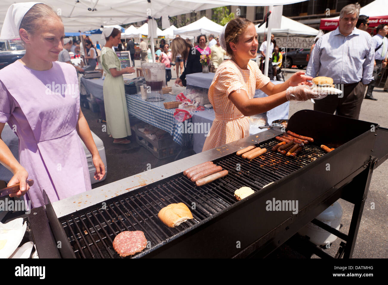 Amische Mädchen verkaufen Hamburger und Hot Dogs auf Bauernmarkt - Washington, DC USA Stockfoto