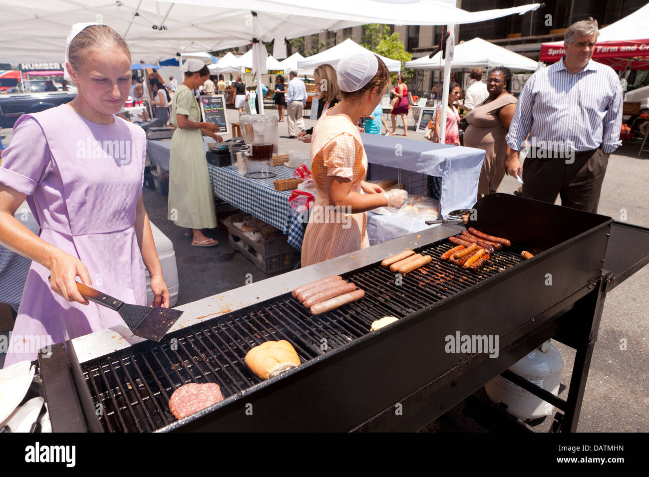 Amische Mädchen verkaufen Hamburger und Hot Dogs auf Bauernmarkt - Washington, DC USA Stockfoto