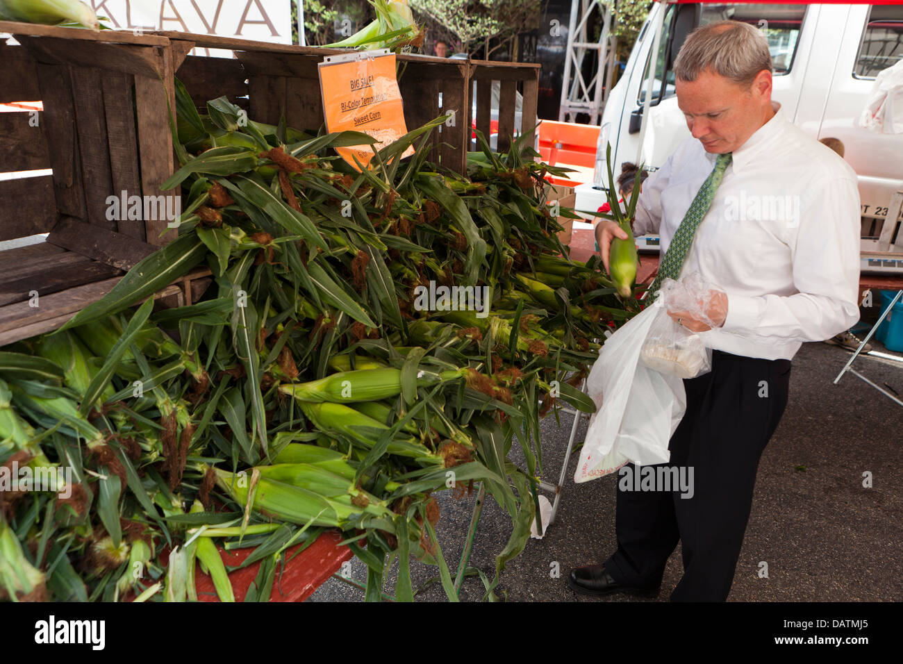 Geschäftsmann kaufen Mais am Bauernmarkt - Washington, DC USA Stockfoto