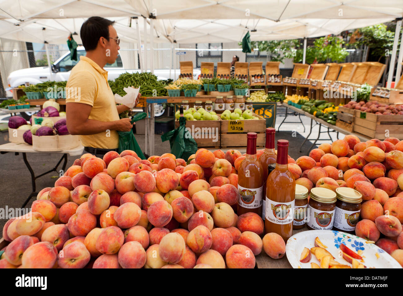Mann, die Auswahl der Früchte am Bauernmarkt - Washington, DC USA anzeigen Stockfoto