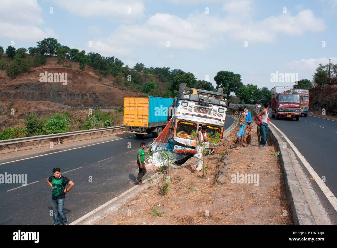 Ein umgestürzter LKW mit beladener liefert auf Nasik Mumbai Autobahn anfällig für Unfälle im Straßenverkehr wegen der schlechten Straßen und schlecht fahren. Stockfoto