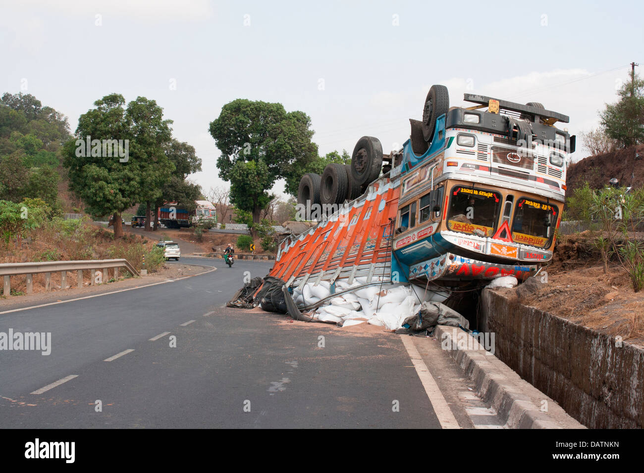 Ein umgestürzter LKW mit beladener liefert auf Nasik Mumbai Autobahn anfällig für Unfälle im Straßenverkehr wegen der schlechten Straßen und schlecht fahren. Stockfoto