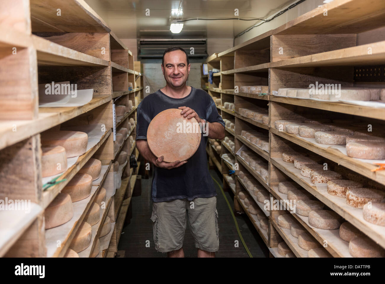 Käser Daniel Mounier mit seinem preisgekrönten Ziegen Käse. Ferme des Blancs Chardons. Dunieres, Haute-Loire Auvergne. Frankreich Stockfoto
