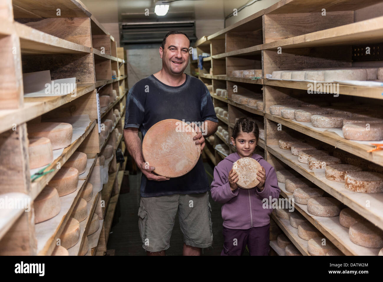 Käser Daniel Mounier mit seinem preisgekrönten Ziegen Käse. Ferme des Blancs Chardons. Dunieres, Haute-Loire Auvergne. Frankreich Stockfoto