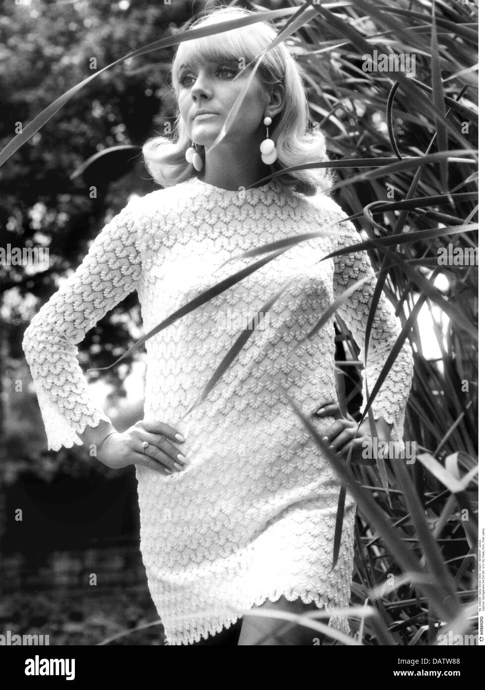 Mode, 70er Jahre, Damenmode, Modell mit weißem Minikleid, Additional-Rights-Clearences-not available Stockfoto