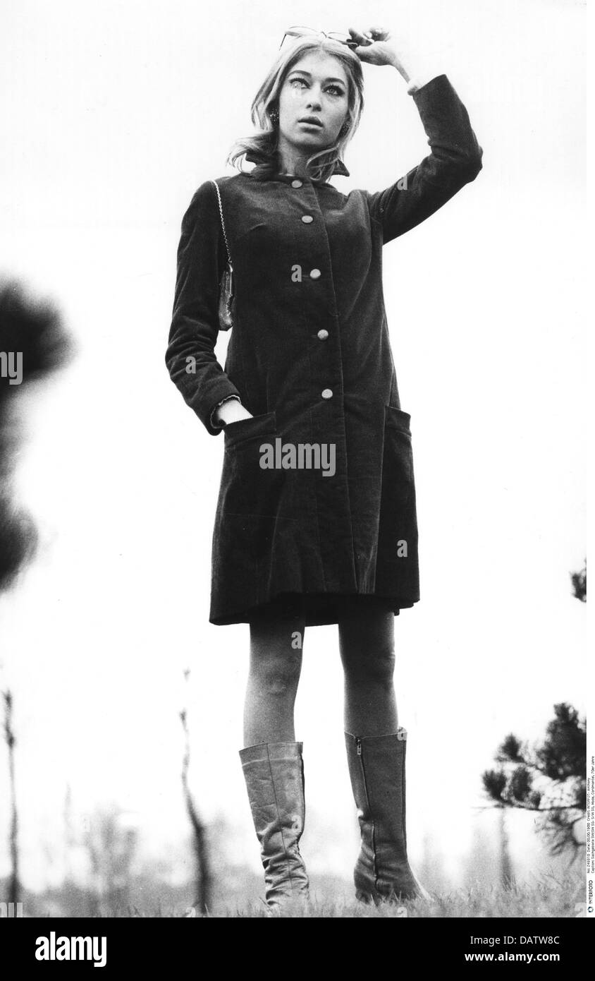 Mode, 70er Jahre, Damenmode, Frau im Cord Mantel, 70er Jahre, , zusätzliche-Rights-Clearences-not available Stockfoto
